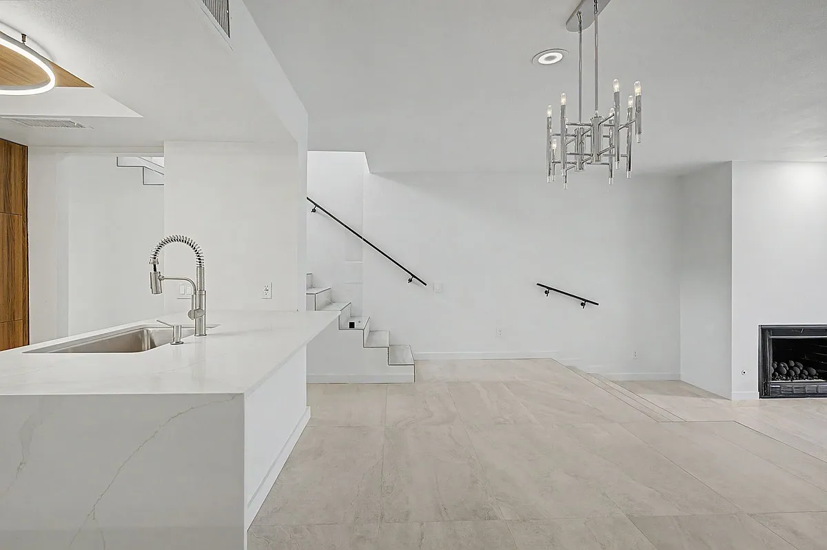 Building Photo - 157 Calle Bravo