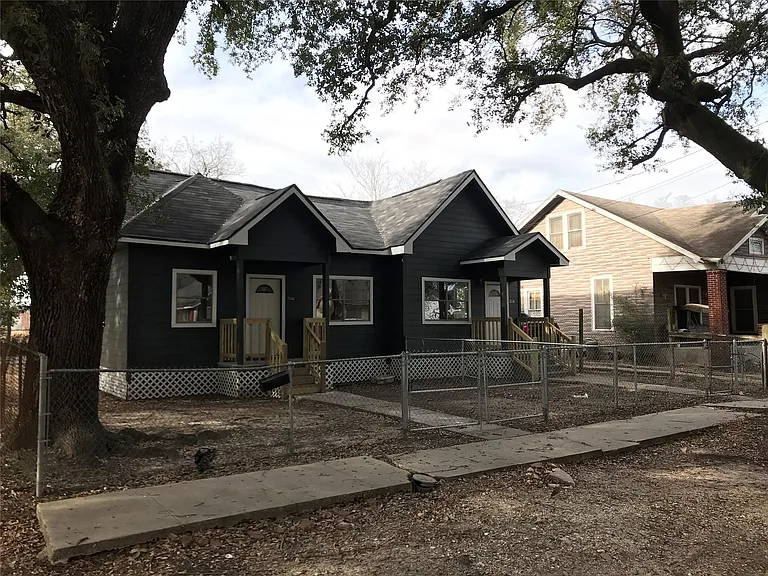 2614 Delano St N — Photo 16