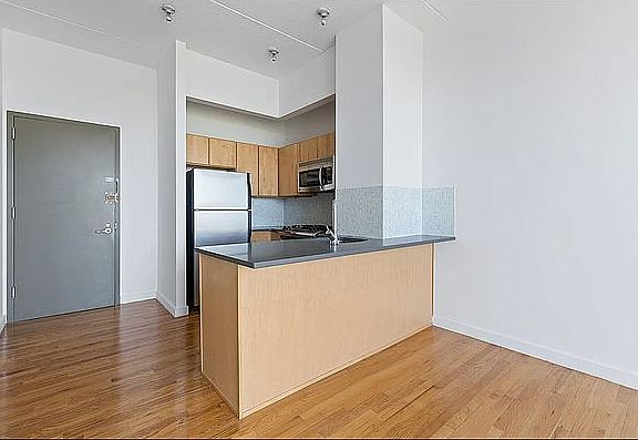 2nd image of 475 Sterling Pl
