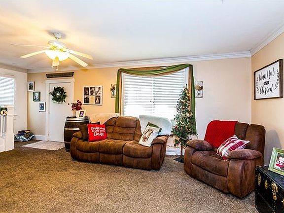 Large enough for the whole family! Brand new carpet!!