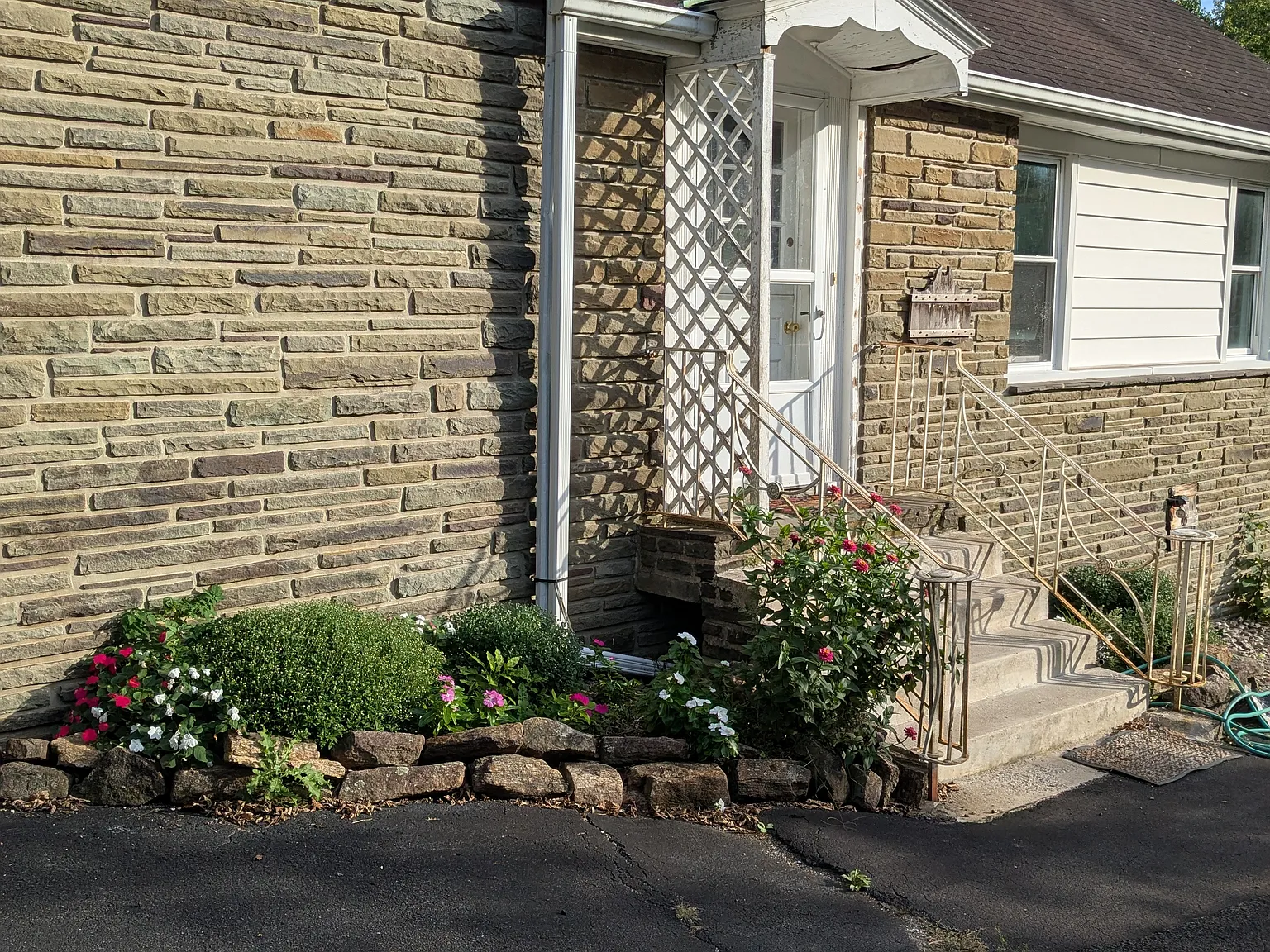 3 bed, 1.5 bath, 1300 sqft, $2,500 — Photo 2