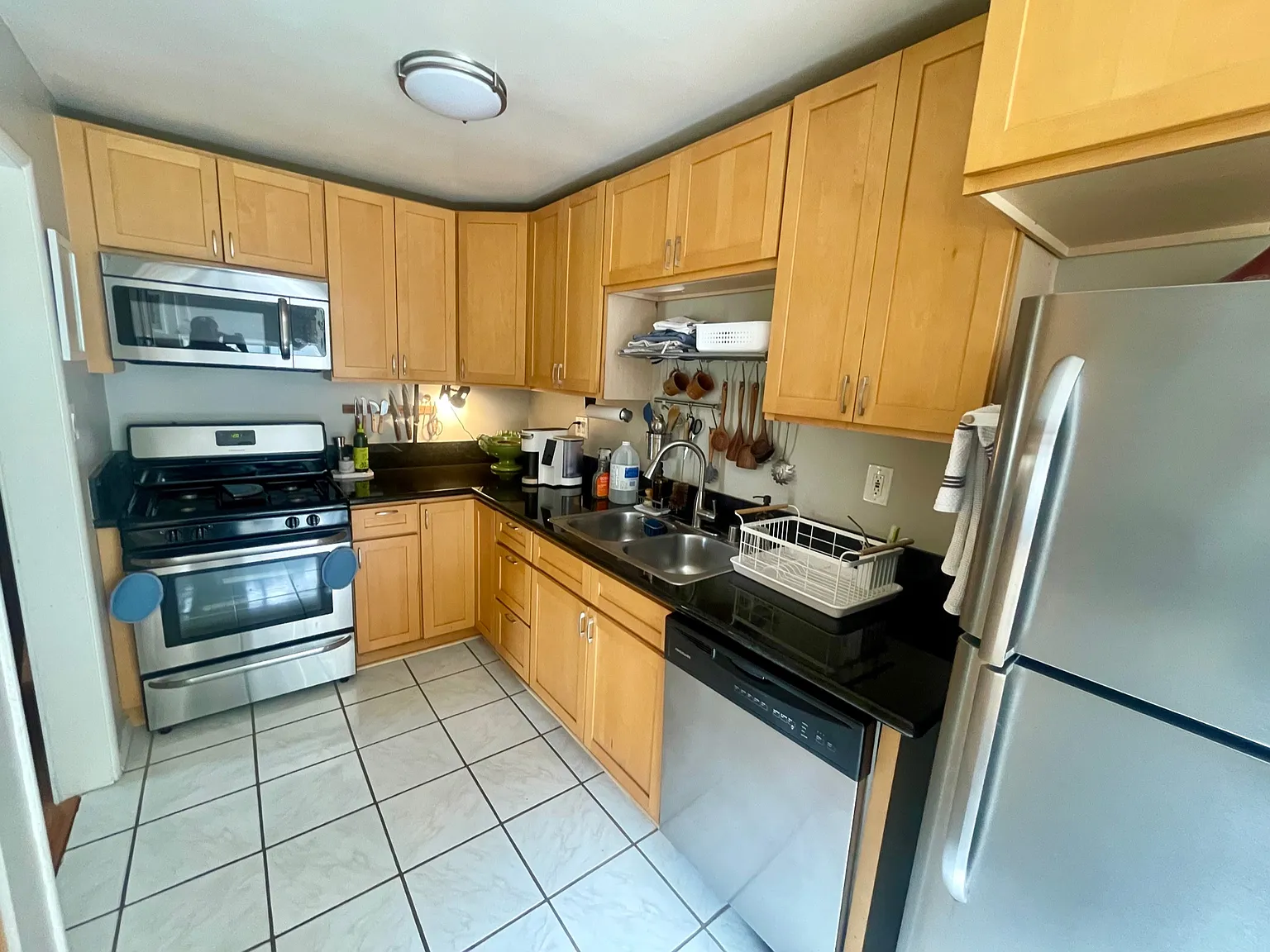 3 bed, 1100 sqft, $6,200 — Photo 3