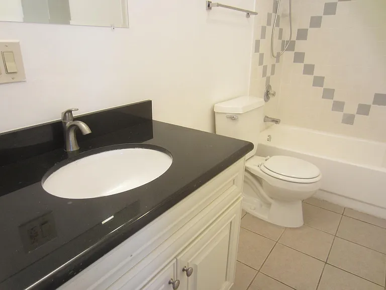 1223 E 15th St #1223 — Photo 10