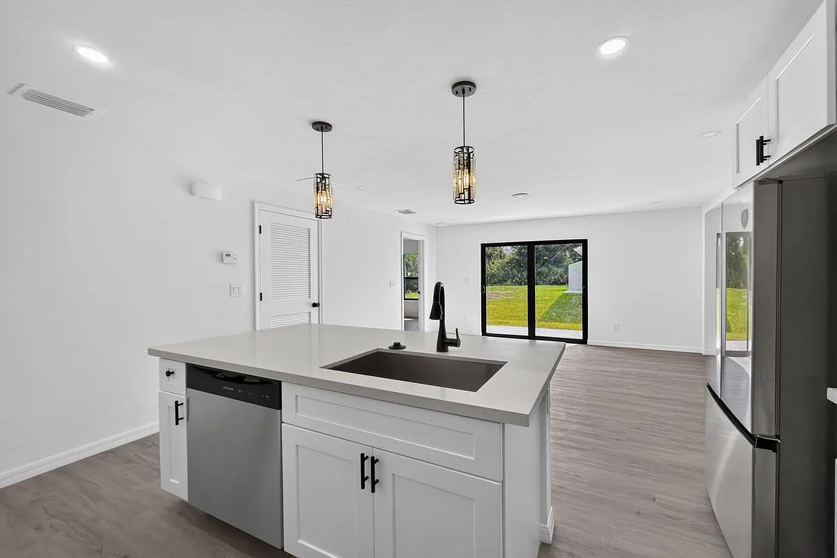 3 bed, 2.0 bath, 1500 sqft, $1,850 — Photo 3