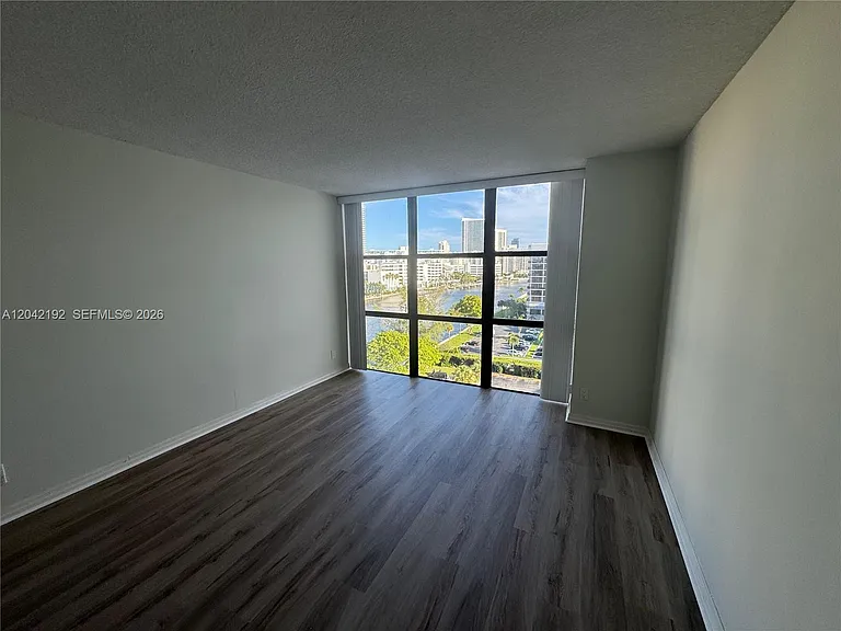 800 Parkview Dr #1018 — Photo 8