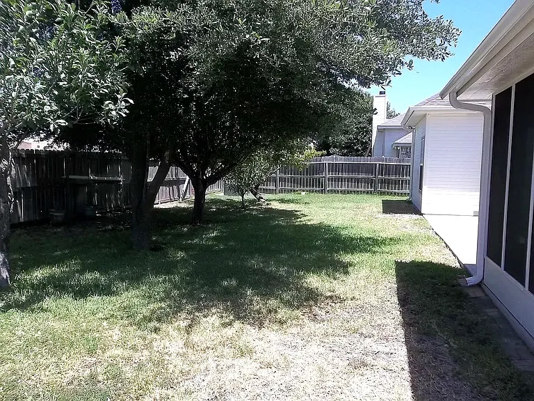 2703 Kinney Dr — Photo 2