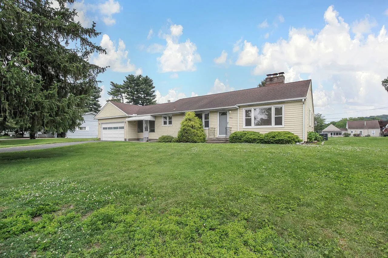 824 Colonial Dr photo 1