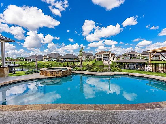 5th image of 618 Amalfi Dr