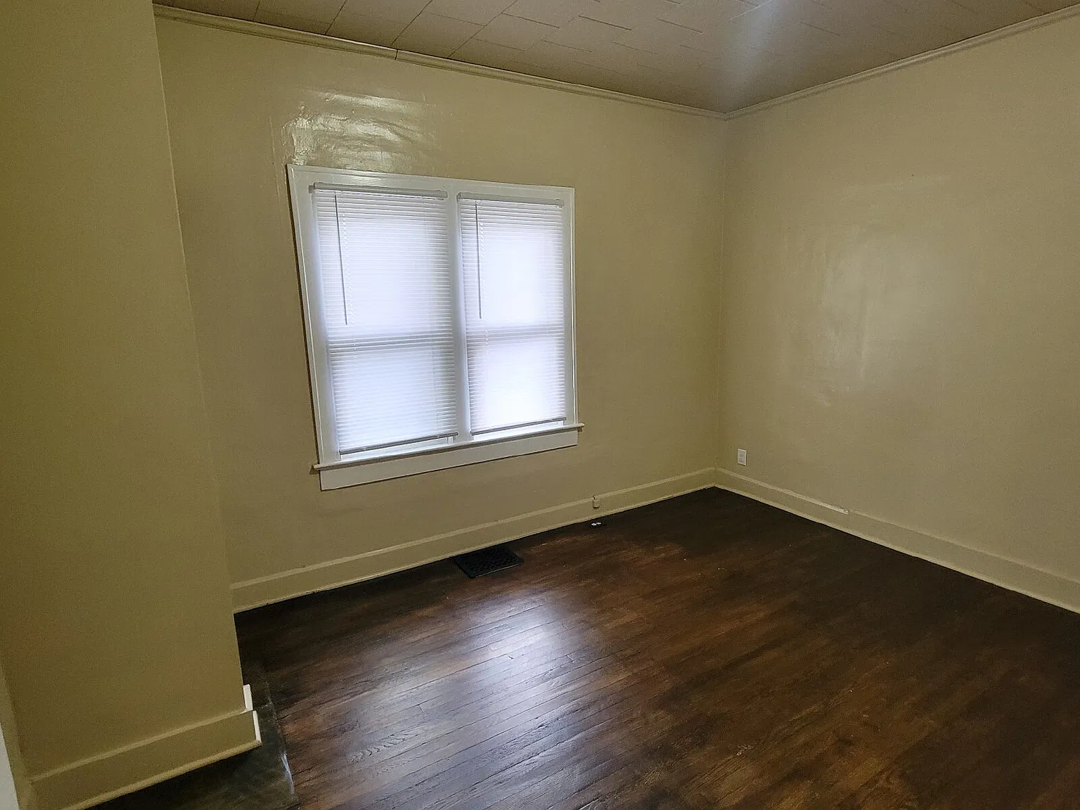 4 bed, 1.0 bath, $1,095 — Photo 2