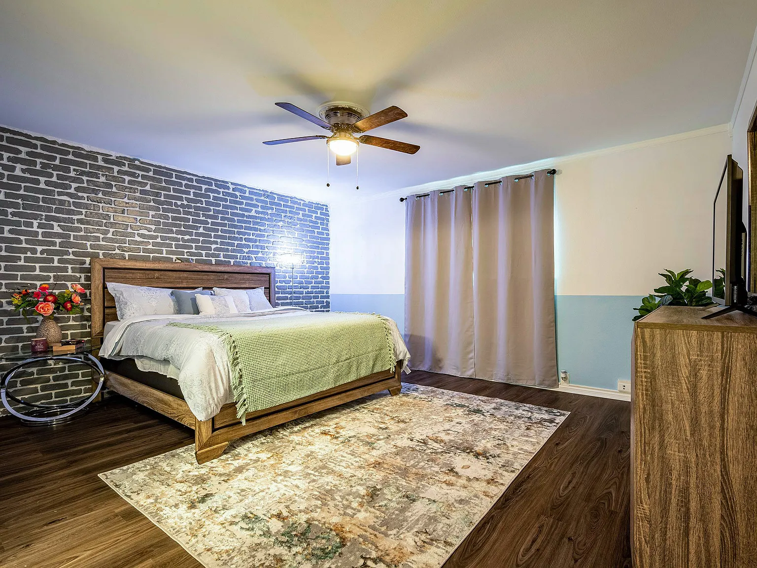 2 bed, 2.0 bath, 1149 sqft, $1,438 — Photo 2