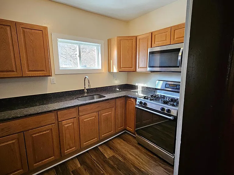 219 Woodlawn Ave — Photo 6