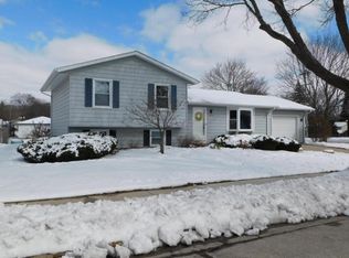1403 Erin Ln, Waukesha, WI 53188