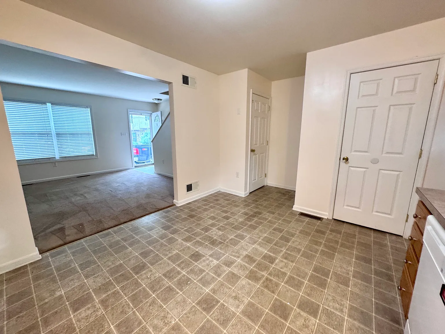 2 bed, 1.5 bath, 972 sqft, $1,350 — Photo 3