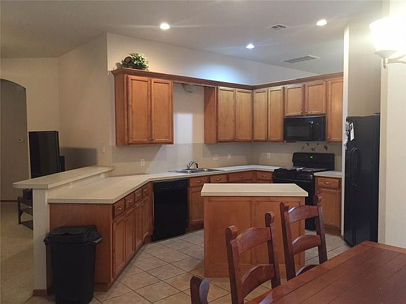 5th image of 905 Oak Creek Dr
