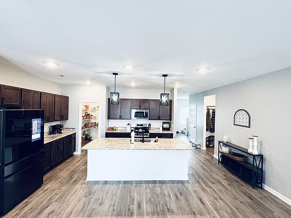 3rd image of 4802 Turquoise Ln