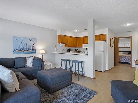 3rd image of 907 Crawford Dr #306
