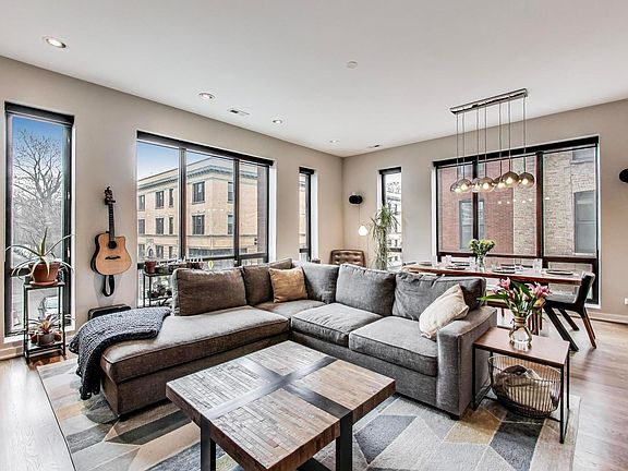 3rd image of 1609 N Hoyne Ave APT 2W