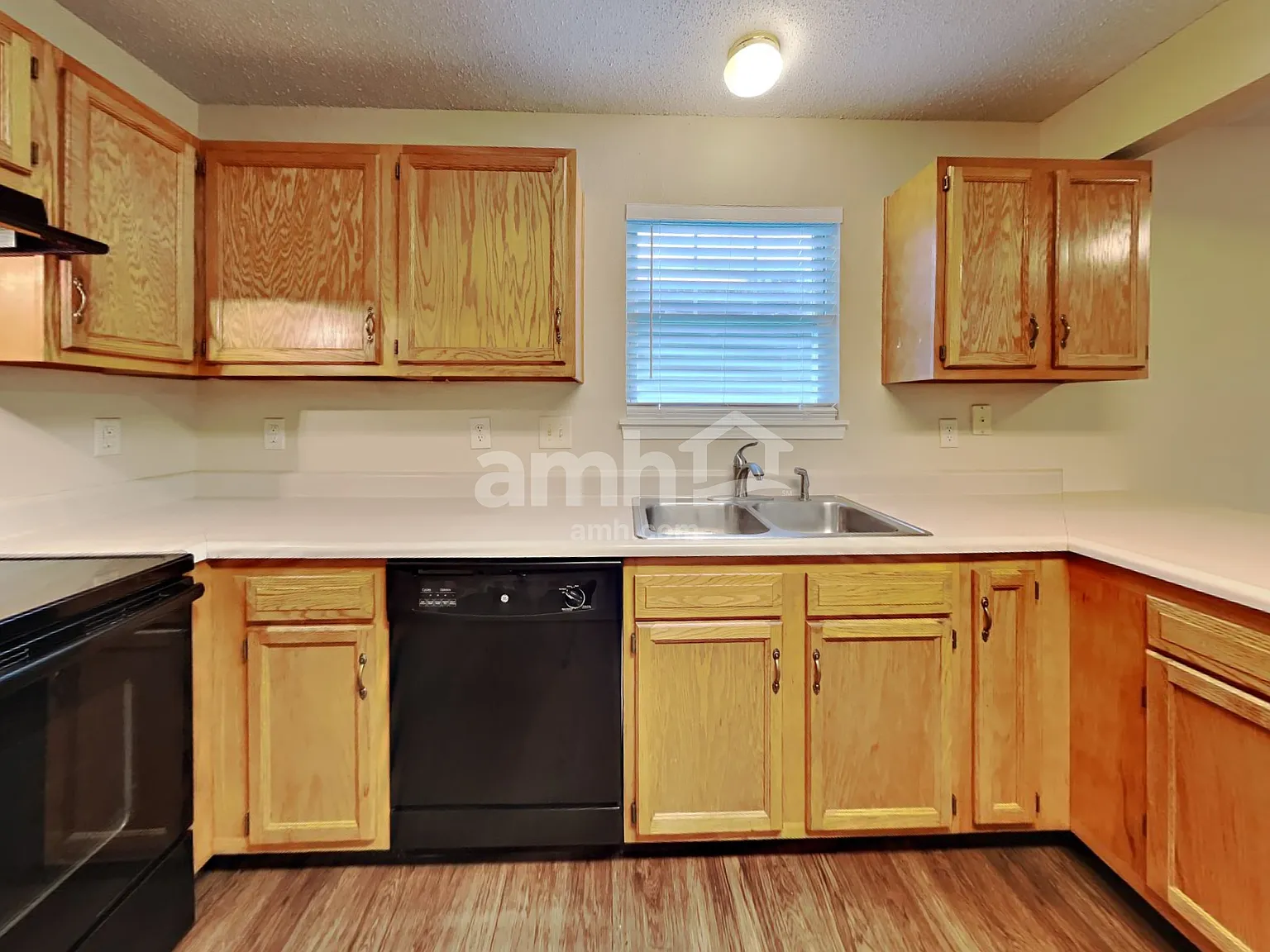3 bed, 2.5 bath, 1932 sqft, $2,005 — Photo 3