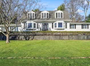7 Bridle Path Rd, Smithtown, NY 11787