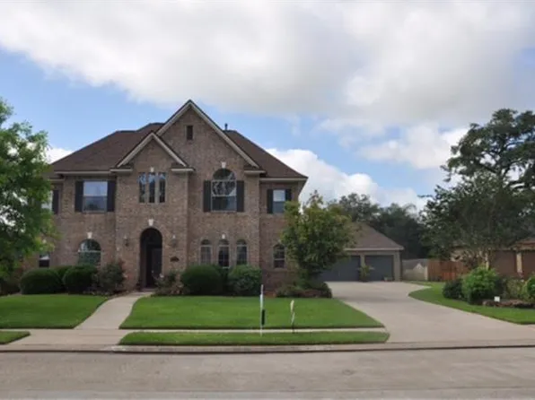 106 Arrowhead Dr, Lake Jackson, TX 77566