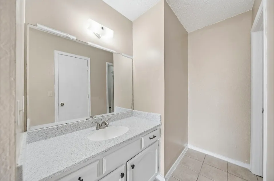 3 bed, 1235 sqft, $1,585 — Photo 3