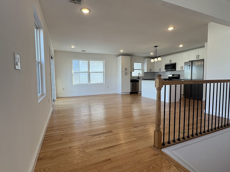 1st image of 724 Seaport Dr #16079044