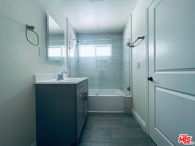 22131 Victory Blvd — Photo 20
