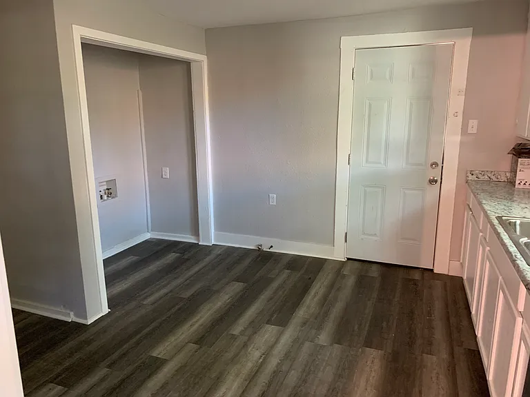 718 Peach St — Photo 8