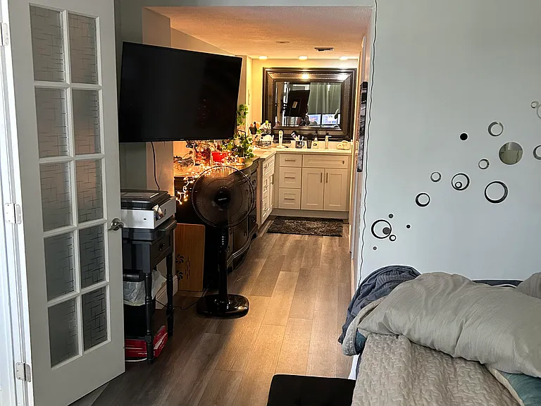 Main bedroom wit bathroom