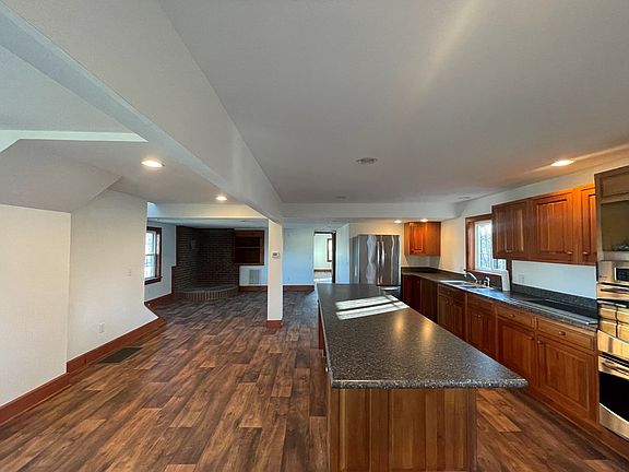 3rd image of 187 East St