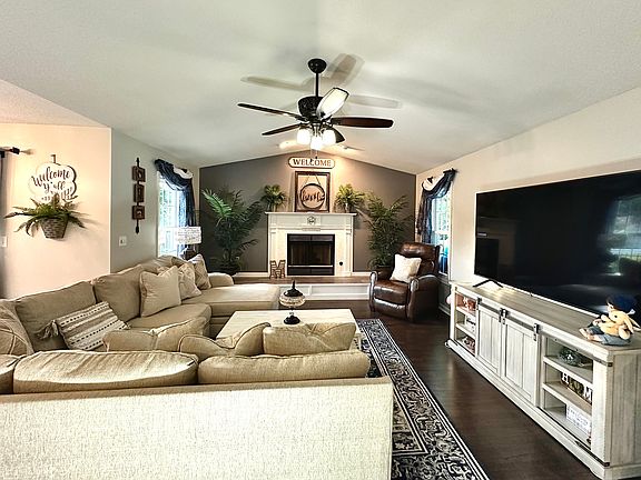 3rd image of 673 Anita Ln