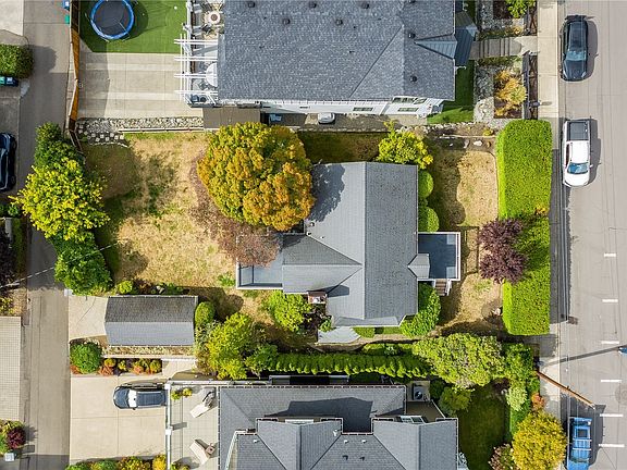 4th image of 411 10th Avenue W