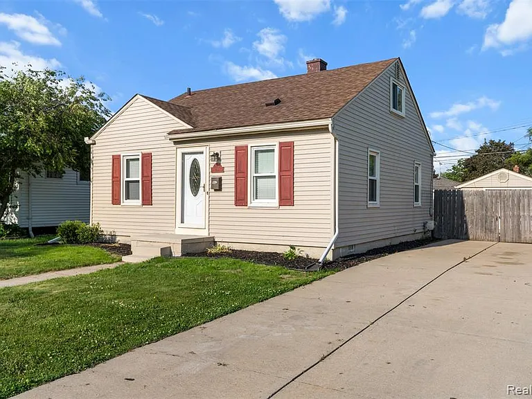 24696 Wilmot Ave — Photo 3