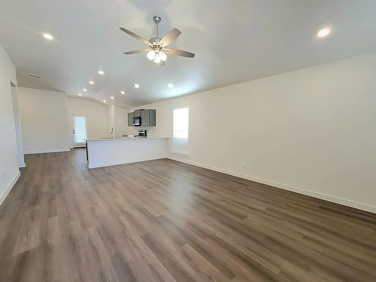 5546 Auburn St — Photo 2