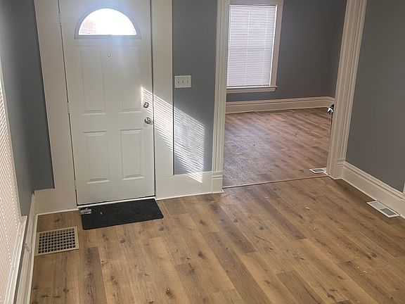 5th image of 910 Tamarack Ave NW