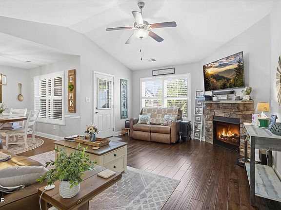 2nd image of 422 Larkspur Way