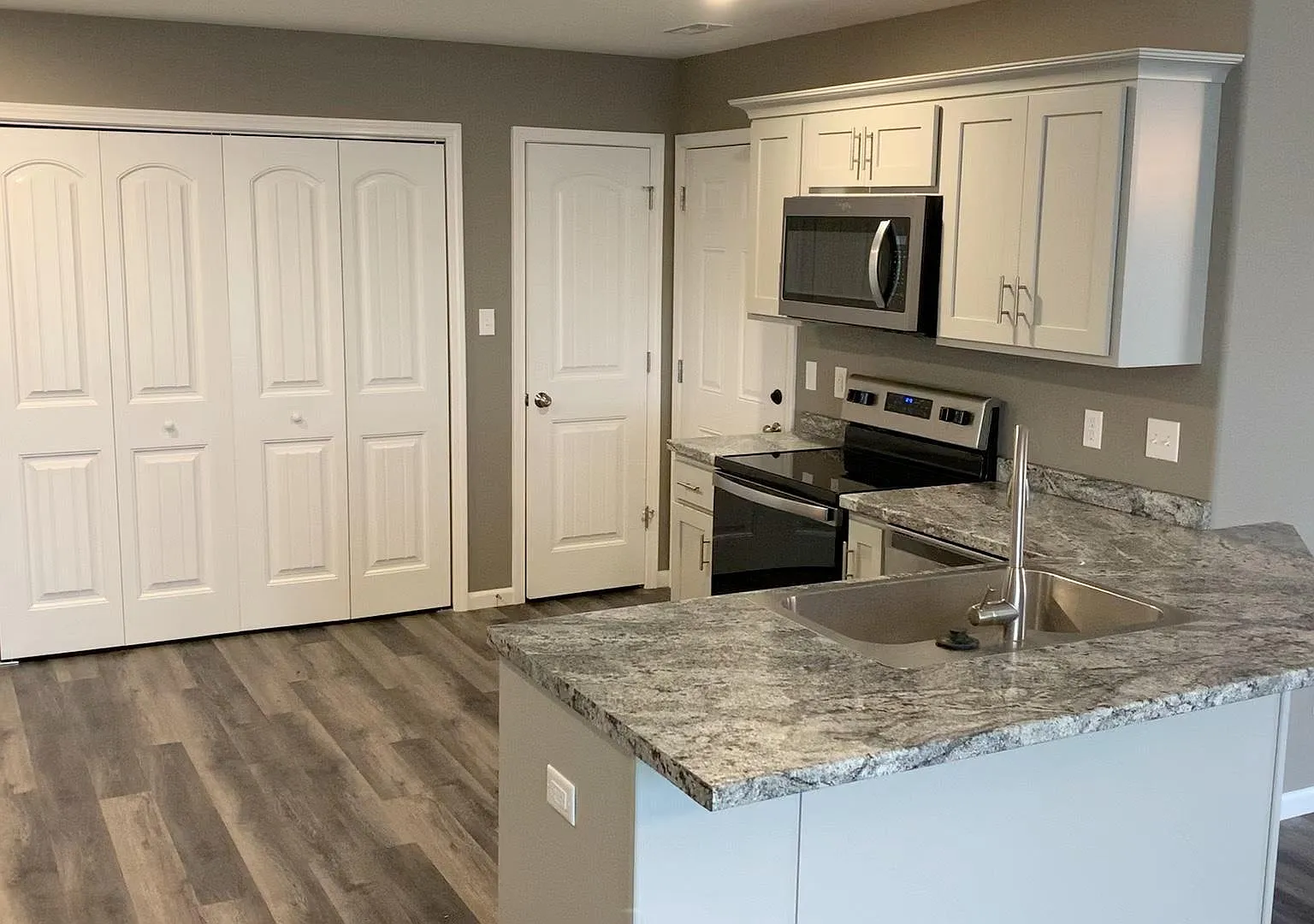 727 Valley View Ct, Farmington — Photo 3
