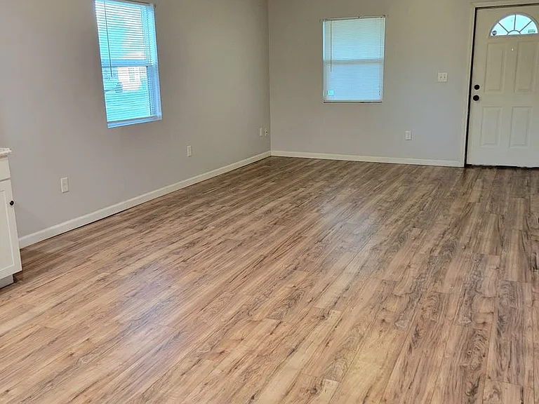 2927 Warren Ave — Photo 2