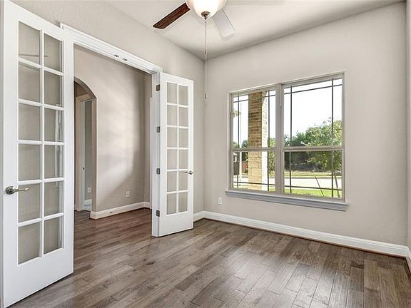 4th image of 821 Bliss Ln