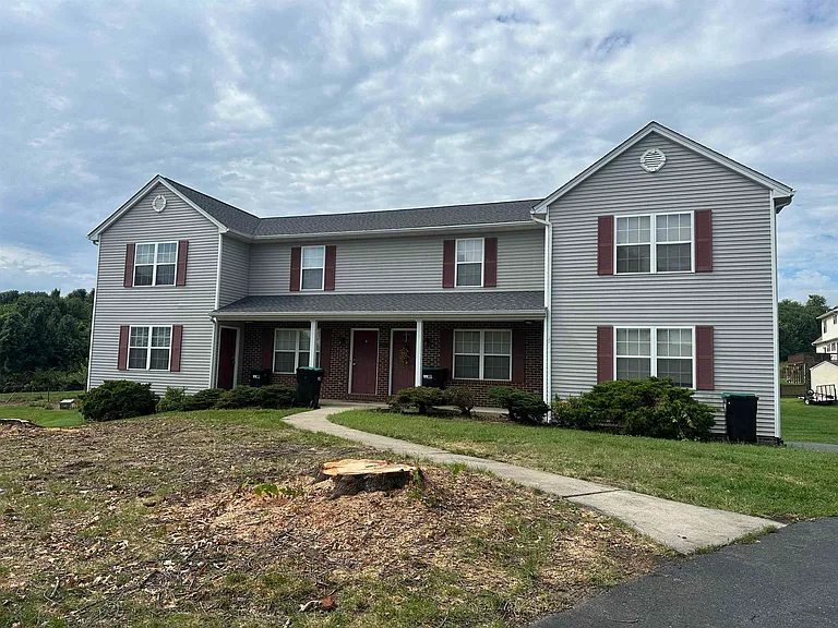 210 Weeping Willow Ln #B — Photo 2