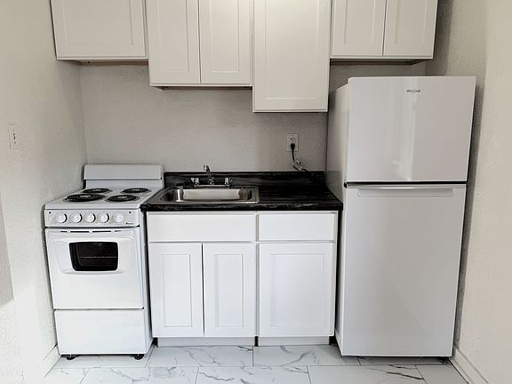 5th image of 2220 Wightman St #104