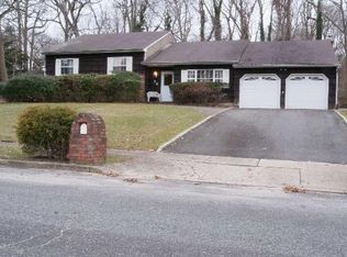26 Twin Oaks Dr, Kings Park, NY 11754