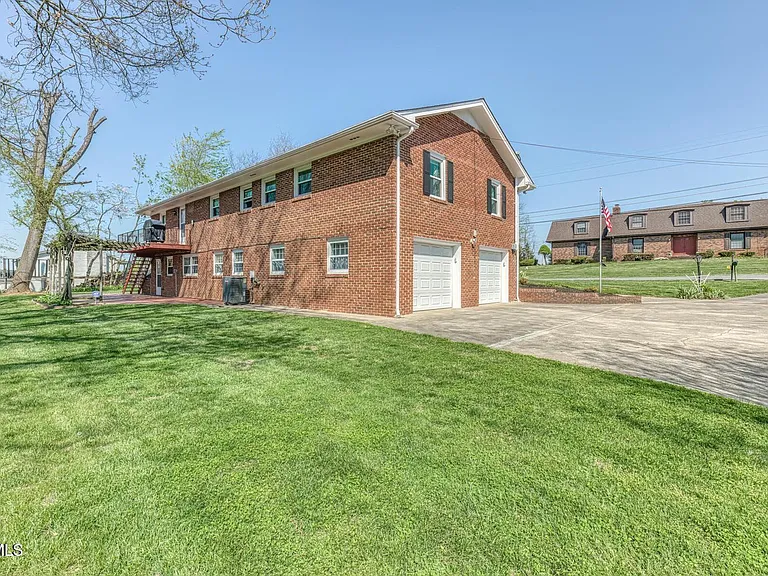 908 Meadow Ln — Photo 47