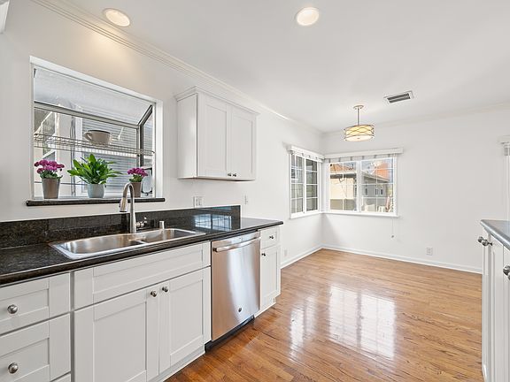 KITCHEN WITH LARGE GARDEN WINDOWS