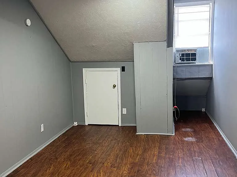 201 McRee St — Photo 1