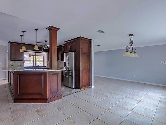 2nd image of 118 NE 9th Pl