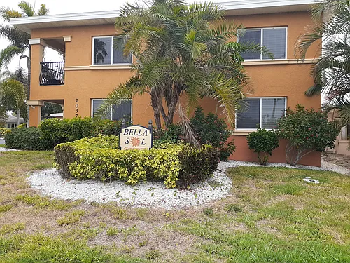 2037 Edgewater Dr #104 Photo 1