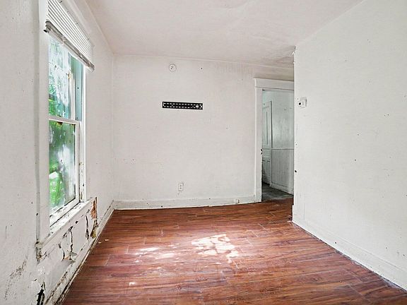 4th image of 2109 Briar Pl
