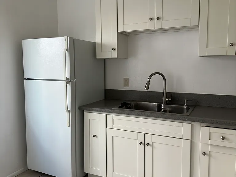 1033 Cordova St #4 — Photo 6