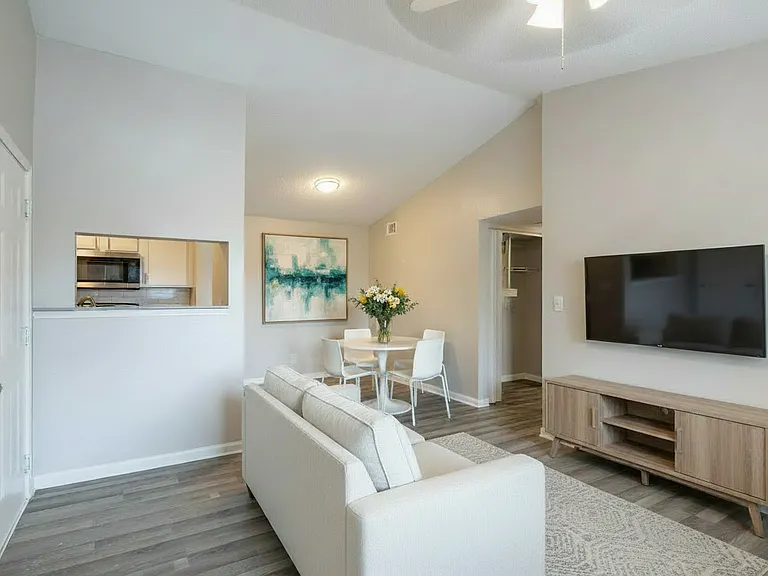 The Charlie Apartments — Photo 6